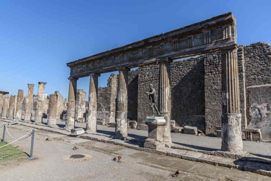 119 - Italia - Pompeya - parque arqueológico de Pompeya - Santuario de Apolo.jpg